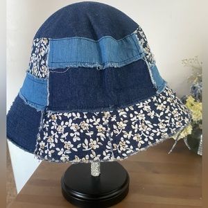 Cotton Bucket Hat - Light Denim💙 with daisy’s 🌼 from H&M✨